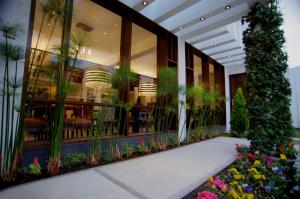 阿雷基帕敏特酒店的大厅,在建筑里种有植物和花卉