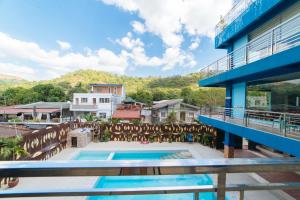 RedDoorz Premium @ Casa Ghilda Resort Olongapo City内部或周边的泳池
