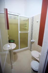 基布多Apartamento amoblado的浴室设有2个卫生间、水槽和窗户。