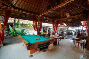 库塔库塔巴厘岛温纳别墅假日酒店的餐厅中间的台球桌