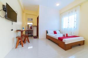 RedDoorz Premium @ Casa Ghilda Resort Olongapo City的电视和/或娱乐中心