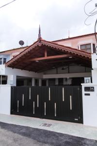 乌鲁地南Kz-COZY Homestay@D.Cemerlang的房屋前的黑色大门