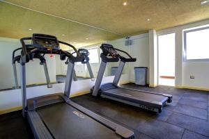 阿雷基帕敏特酒店的一间健身房,里面配有两台跑步机