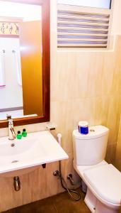 阿杭格默The Youth Hostel - It's a Youth Fame的浴室配有白色卫生间和盥洗盆。