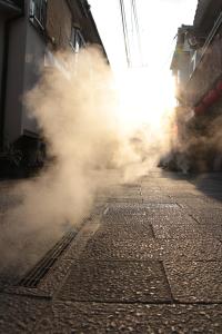 别府Beppu Kannawa Onsen HIROMIYA的一堆蒸汽从街上冒出来