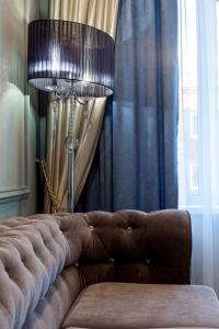 克拉斯诺亚尔斯克雪鸮酒店的靠窗前的棕色沙发,带灯
