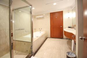 雅加达红顶会议中心酒店 的带淋浴、浴缸和盥洗盆的浴室