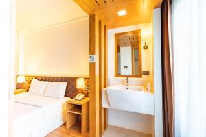 宋卡维瓦宋卡酒店的酒店客房设有床和水槽
