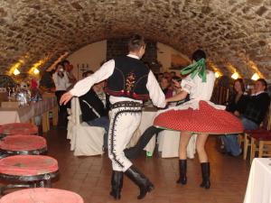 代特瓦Pivnica a Penzion pri studni的舞池舞的几个人