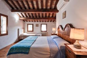 PernumiaCountry house pisani 120SQM的一间卧室设有一张大床和木制天花板。