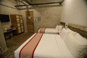 杜马格特砖头酒店的酒店客房配有两张床和一张书桌