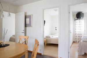 奥胡斯Åhus Resort的白色的公寓,设有用餐室和卧室