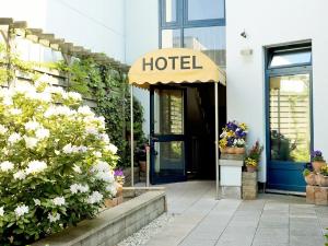 汉堡卡博尼特劳施酒店的蓝色门和鲜花的酒店入口