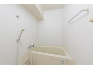 浦安尼斯市川东京湾酒店的白色客房内的白色浴缸