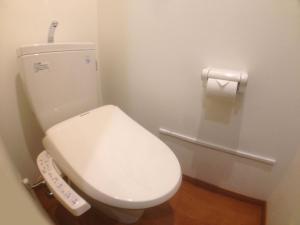 浦安尼斯市川东京湾酒店的一间位于客房内的白色卫生间的浴室