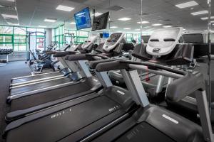 利默里克橡树城堡之家酒店的健身房,配有各种跑步机和机器
