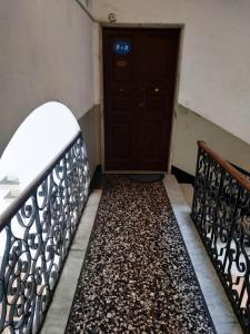 热那亚Delfino Blue的楼梯通往门,上面有数个数字