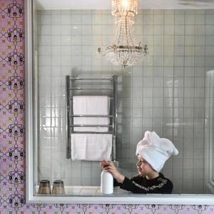 胡斯克瓦纳胡思克瓦纳城市酒店的坐在浴室水槽的女厨师帽子