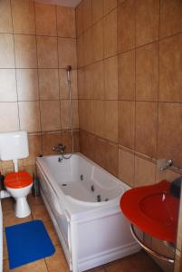 布加勒斯特诺布勒斯酒店的浴室配有白色浴缸和卫生间。
