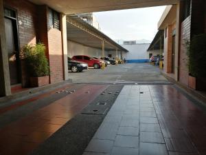 伊瓦格LA POSADA DEL VIAJERO的停车场的空走廊,有车辆停放