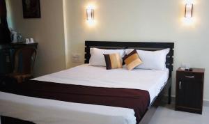 瓦斯科达伽马Cinco Filhas的卧室配有一张带白色床单和枕头的大床。