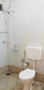 瓦斯科达伽马Cinco Filhas的一间带卫生间和玻璃淋浴间的浴室