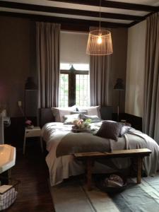 希尔登卡斯特艾森博格酒店的一间卧室配有一张床和吊灯