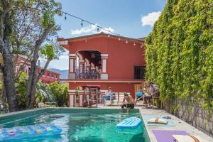 危地马拉安地瓜Selina Antigua的房屋前有游泳池的房子