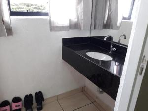 奥萨斯库Motel Softy (Adults Only)的浴室设有黑色水槽和镜子