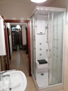 菲乌马尔博Il Puntone的带淋浴和盥洗盆的浴室