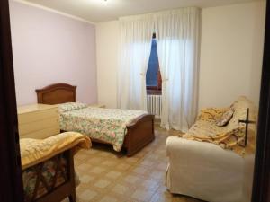 菲乌马尔博Il Puntone的一间卧室设有两张床和窗户。