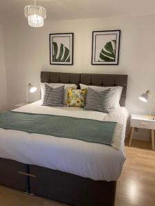圣海伦斯Womack Lodge的卧室配有一张带白色床单和枕头的大床。