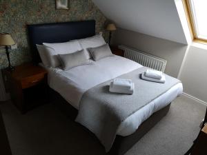 邓多克格伦加特之家旅馆的一间卧室配有一张床,上面有两条毛巾
