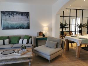 波连萨港Villa Bahía的客厅配有沙发和桌子