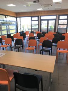 维耶尔宗威尔森宜必思尚品酒店的一个配有橙色椅子和桌子的空教室