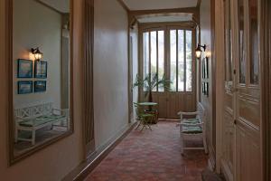 昂热马蒂尔德尚布尔酒店的走廊上设有镜子和桌椅