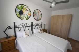 阿桂拉斯Villa Bonita en Aguilas Murcia con piscina privada的卧室配有一张床和墙上的2个盘子