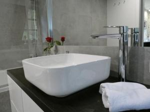 卡齐米日-多尔尼Euforia Apartamenty的浴室内一个柜台上的白色水槽