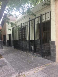 门多萨Casa cerca del centro Bed&breakfast的房屋前的黑色围栏