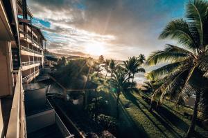 帕皮提Le Tahiti by Pearl Resorts的大楼的阳台享有海景。