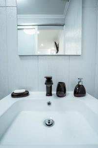 普拉亚达维多利亚Central Praia Beach的浴室配有带镜子的盥洗盆和镜子