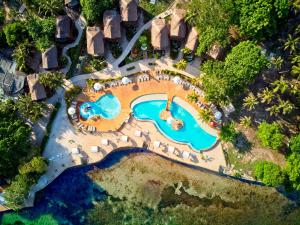 巴尔Hotel Isla del Encanto的享有带游泳池的度假村的空中景致