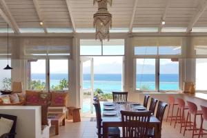 TeavaroVilla Ora的一间带桌椅的海景用餐室