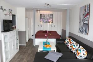 阿尔特瑙Ferienwohnung Sonnenblick的客厅配有沙发和1张床