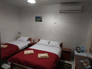 YavorivМотель "КАЛИНА"的酒店客房,配有两张带毛巾的床