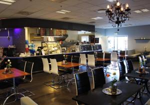 Ytterland奥勒松机场酒店的一间带桌椅和柜台的餐厅
