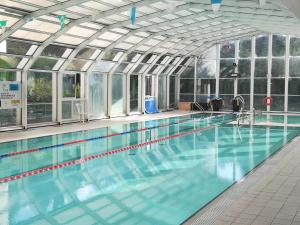 奥斯塔依托意雷都诺德酒店的一个带玻璃天花板的大型游泳池