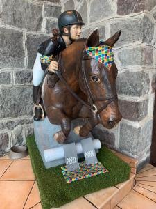 梅拉诺卡瓦利诺罗斯尔旅馆的骑着马的男人的雕像