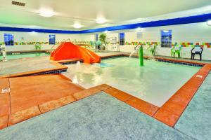 罗切斯特La Quinta by Wyndham Rochester Mayo Clinic Area South的一个带游泳池的室内游泳池