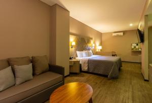 莱昂格罗蓬特酒店 - 穆尔扎的酒店客房,配有床和沙发